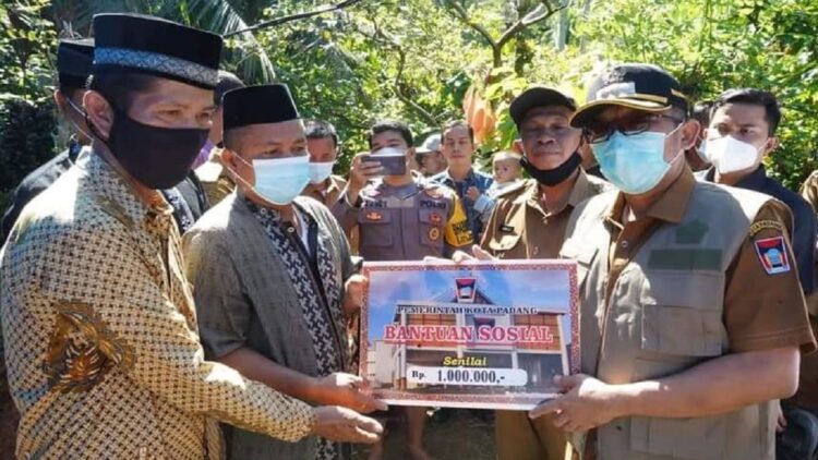 Wako Hendri Septa Beri Santunan Keluarga Korban Mobil Terjun ke Laut 1 Keluarga pick up masuk laut dapat santunan dari Wali Kota Padang, Hendri Septa.