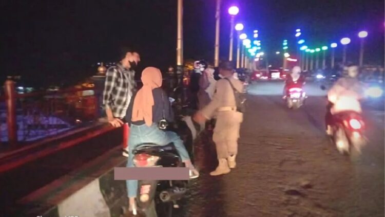 Kendaraan parkir di badan jalan Jembatan Siti Nurbaya ditegur Satpol PP Padang.