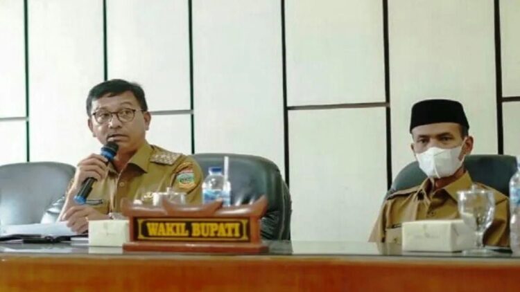 Masih Ada 39 Daerah Blank Spot, Pemkab Solsel Perbanyak Desa Mandiri Internet 1 Bupati Solok Selatan Khairunas (kiri) didampingi Wakil Bupati Yulian Efi (kanan) memberikan arahan terhadap camat dan wali nagari terkait percepatan penuntasan daerah blankspot. (ANTARA/HO-Diskominfo Solok Selatan)