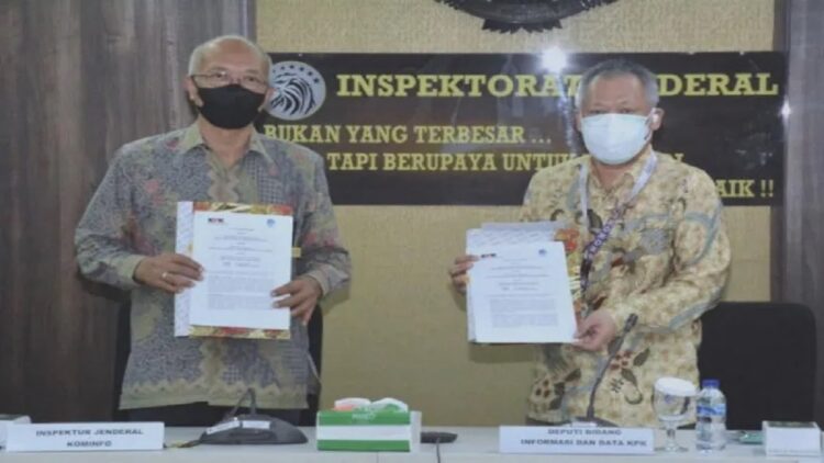 Tingkatkan Efektivitas Penanganan Aduan Tindak Pidana Korupsi, Kominfo-KPK Kerja Sama 1 Inspektur Jenderal Kementerian Komunikasi dan Informatika, Doddy Setiadi (kiri) dan Deputi Bidang Informasi dan Data Komisi Pemberantasan Korupsi, Mochamad Hadiyana, dalam acara penandatanganan Perjanjian Kerja Sama Integrasi aplikasi Whistleblowing System (WBS) antara Kementerian Kominfo dan KPK, Jumat (27/5). (kominfo.go.id)