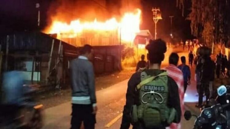 Aksi pembakaran rumah di Dogiyai Papua. (merdeka.com)