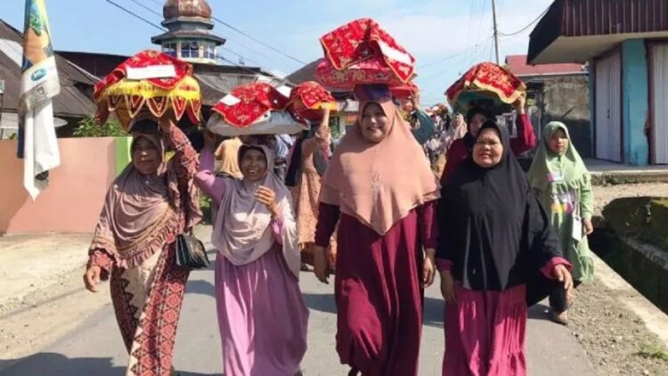 Kaum bundo kanduang atau perempuan menjunjung jamba yang berisi makanan dalam rangka menjalang atau mengunjungi buya Lubuk Landur usai puasa enam yang merupakan tradisi di daerah itu. (ANTARA/Altas Maulana)