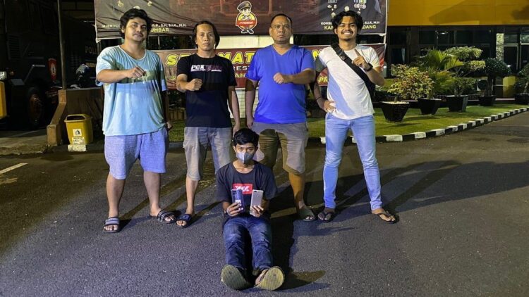 Pelaku Maling Handphone Diciduk Tim Klewang di Parkiran BCA Padang 1 Maling handphone di Padang diciduk Tim Klewang.