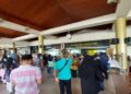 Warga menunggu kedatangan pemudik di pintu kedatangan Bandara Internasional Minangkabau di Padang Pariaman (Antara/Ikhwan Wahyudi)