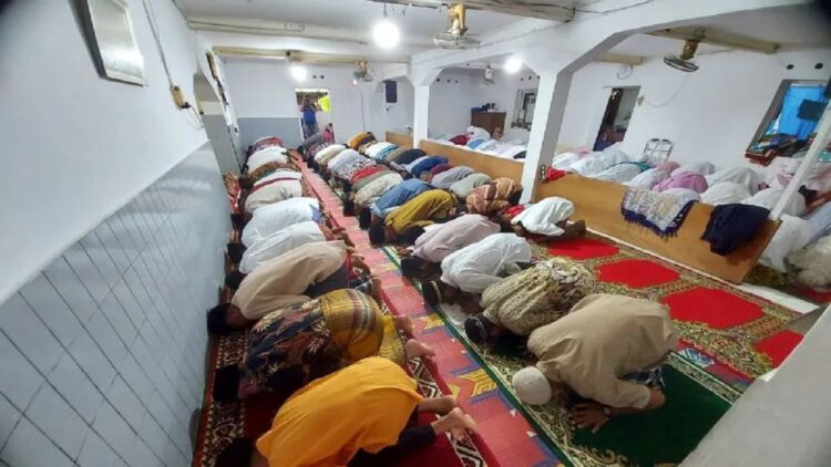 Hari Ini, Jamaah Tarekat Naqshabandiyah di Padang Rayakan Idul Fitri 1 Jamaah Naqshabandiyah Padang melaksanakan shalat Idul Fitri 1443 Hijriah di Surau Baitul Makmur, Pasar Baru, Kecamatan Pauh, Minggu (1/5). ANTARA/Ikhwan Wahyudi