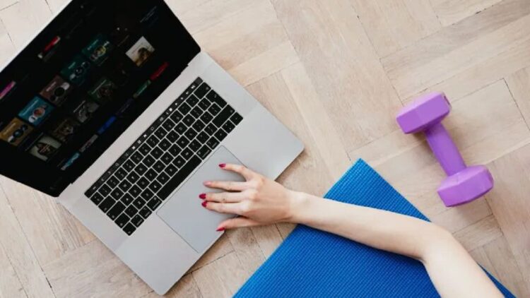 Olahraga Bisa Dilakukan Sambil Nonton Film, Begini Caranya 1 ilustrasi olahraga sambil nonton