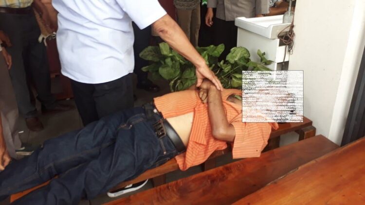Lelaki 50 Tahun di Padang Ditemukan Tewas dengan Tubuh Kaku, Keluarkan Air Liur dan Tangan Membiru 1 Polisi melakukan evakuasi temuan tubuh yang sudah meninggal di GOR Agus Salim Padang.