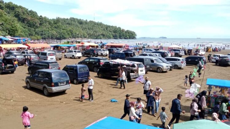 Libur Lebaran, Akses ke Pantai Air Manis Padang Macet hingga Satu Kilometer 1 pantai air manis