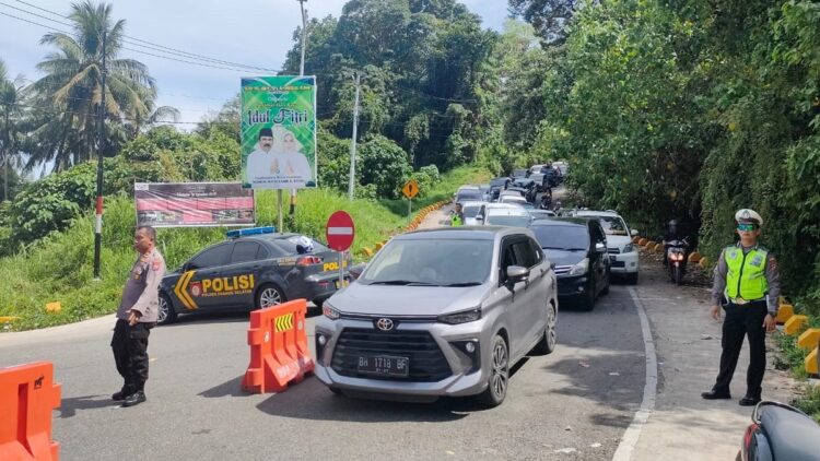 Kunjungan Membludak, Polisi Berlakukan Sistim Buka Tutup di Pantai Air Manis 1 Polisi berlakukan buka tutup ke objek wisata Pantai Air Manis Padang.