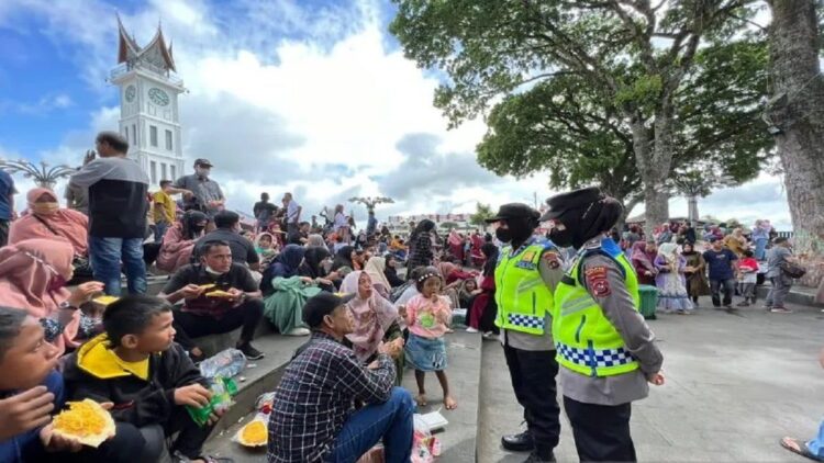 Patroli jalan kaki polwan di Bukittinggi. (Antara)