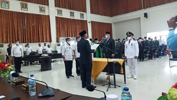 Pelantikan 80 pejabat Pemko Padang.