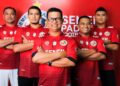 Jadi Pelatih Semen Padang FC, Ini Sepak Terjang Delfiadri 5 Delfiadri dan jajaran pelatih Semen Padang FC. (dok. MO Semen Padang FC)