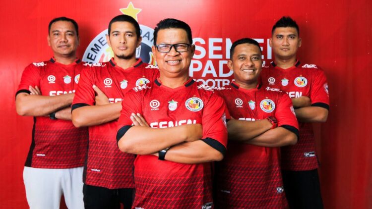 Jadi Pelatih Semen Padang FC, Ini Sepak Terjang Delfiadri 1 Delfiadri dan jajaran pelatih Semen Padang FC. (dok. MO Semen Padang FC)