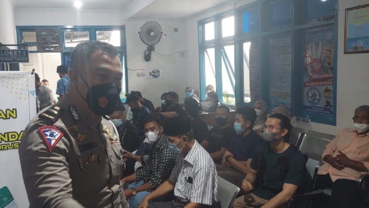 Ipda Zarwiko Irzal Kanit Regident Satlantas Polresta Padang memantau pemohon SIM untuk tetap mematuhi protokol kesehatan dalam pembuatan SIM.