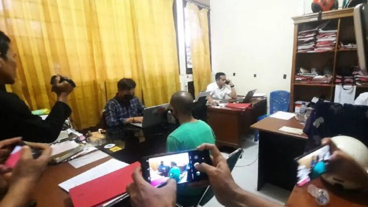 Tersangka penipuan terhadap Agen BRILink di Pariaman diperiksa polisi. (Antara)