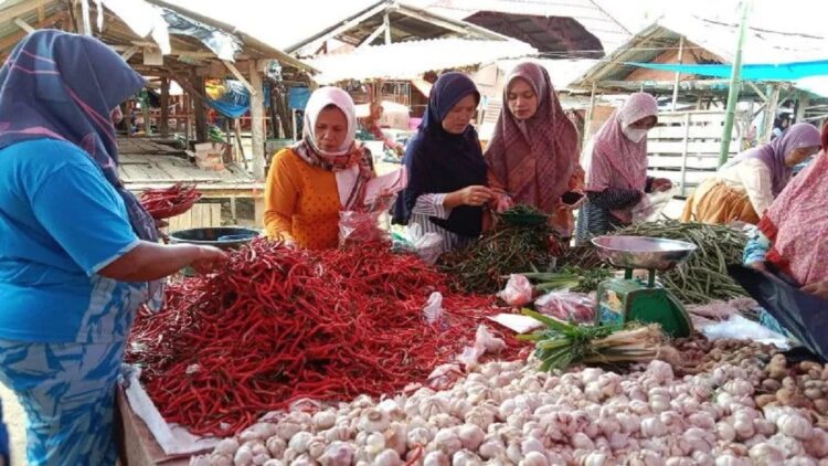 Penjualan sembako di Pasar Serikat Lubuk Basuang.