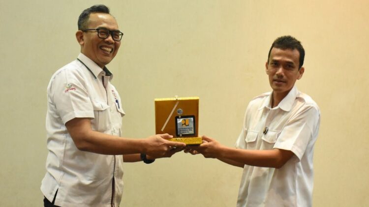 Pjs. Kepala Departemen Komunikasi & Hukum Perusahaan PT Semen Padang, R Trisandi Hendrawan (kiri) menerima cendramata dari Kepala BP2JK Wilayah Riau, Hamka Lubis, Kamis (19/5/2022).