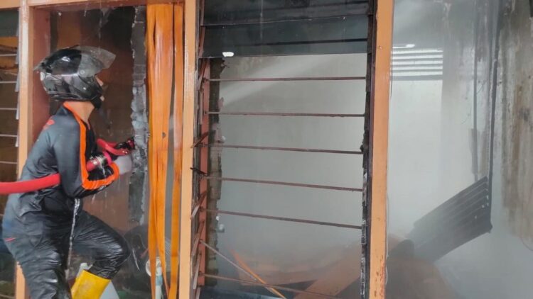 Petugas Damkar Padang memadamkan api saat kebakaran di kawasan Nanggalo.