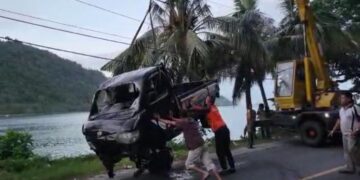 Mobil Pick Up yang Masuk Laut di Gunung Meru Padang Berhasil Dievakuasi