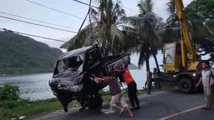 pick up terjun ke laut