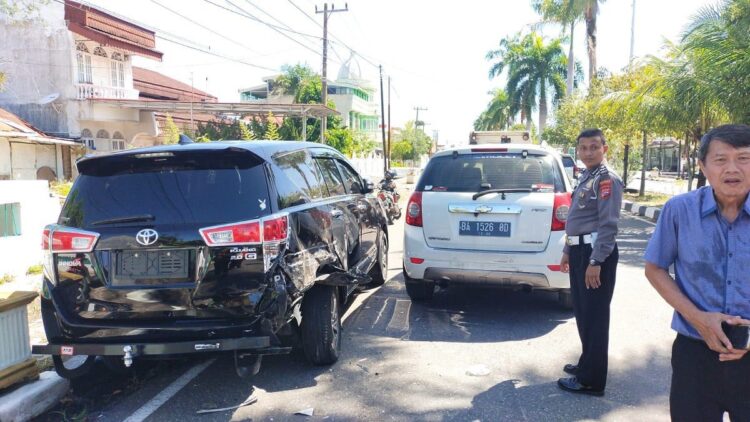 Polisi menggelar olah TKP di lokasi kecelakaan Jalan Raden Saleh, Padang.