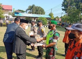 Tim Gabungan yang Temukan Penerbang Paralayang di Puncak Lawang Agam Diganjar Penghargaan