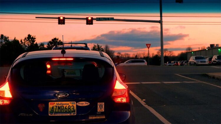 Ilustrasi mobil berhenti di lampu merah. (net)