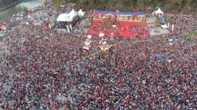 Dua Tabuik bersiap dibuang ke laut saat puncak Pesona Hoyak Tabuik Piaman, di Pantai Pariaman, Sumatera Barat, Minggu (15/9/2019). (ANTARA FOTO/Iggoy el Fitra)