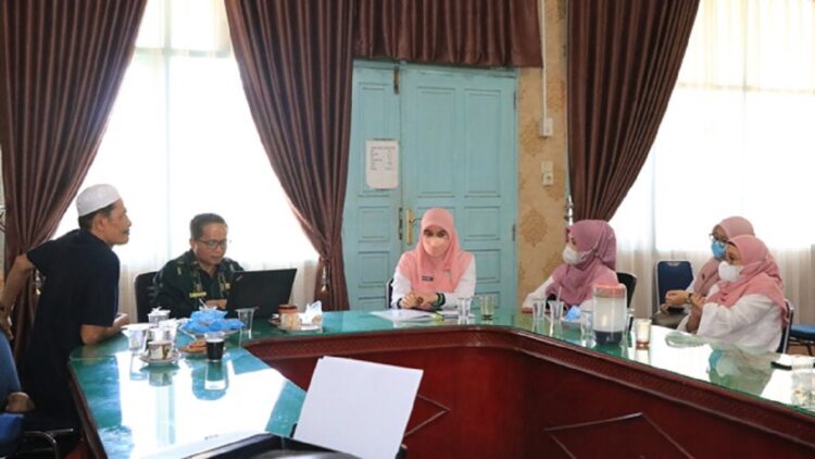 Jemaah Haji Wajib Vaksin dan PCR, Kemenag-Dinkes Sumbar Bahas Teknisnya 1 Kanwil Kemenag Sumbar menggelar rapat dengan Dinkes Sumbar terkait persiapan penyelenggaraan ibadah haji. (Humas Kemenag Sumbar)
