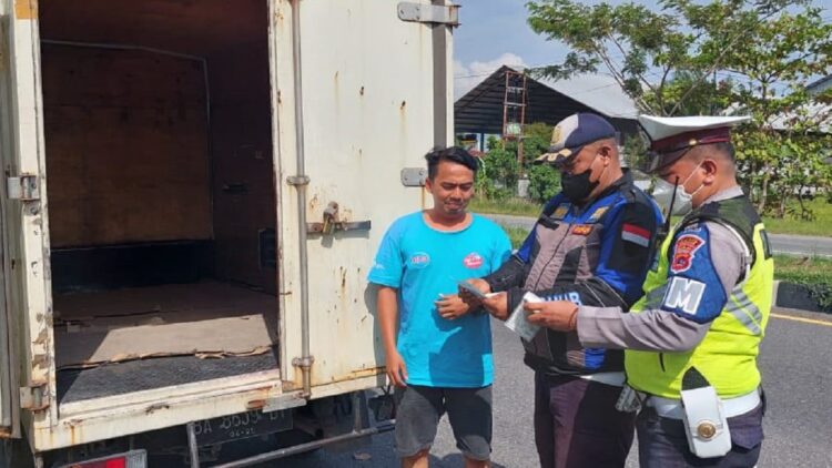Razia di Batas Kota Padang, Satlantas Polresta Padang Langsung Tilang Pelanggar 1 Razia Satlantas Polresta Padang dan Dishub Padang di Baatas Kota.