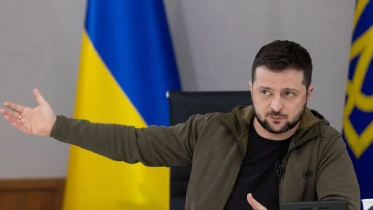 Presiden Ukraina Ogah Serahkan Wilayahnya untuk Hentikan Perang 1 Presiden Ukraina Volodymyr Zelenskyy melakukan wawancara dengan perwakilan media Ukraina, saat serangan Rusia terhadap Ukraina berlanjut, di Kiev, Ukraina, 4 April 2022. (ANTARA/Kepresidenan Ukraina via Reuters/as)