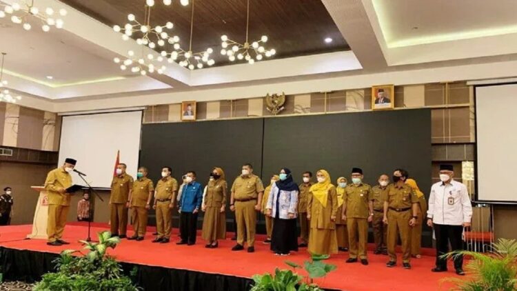 Gubernur Sumbar Mahyeldi Ansharullah mengukuhkan Tim Percepatan Penurunan Stunting Sumbar di Padang , Selasa(10/5). (FOTO ANTARA / Maro Sofia Nasution)