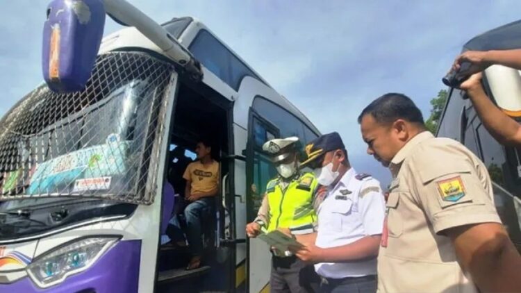 Harga Tiket Pesawat Mahal, Pemudik di Pariaman Pilih Pulang dengan Bus 1 Koordinator Satuan Pelayanan Terminal Tipe A Jati Kota Pariaman, Sumbar Harry Leo (tengah) dan Kepala Dinas Perhubungan Kota Pariaman Afwandi (kanan) sedang memeriksa kelengkapan surat bus di terminal Pariaman, Kamis. (ANTARA/Aadiaat M. S.)