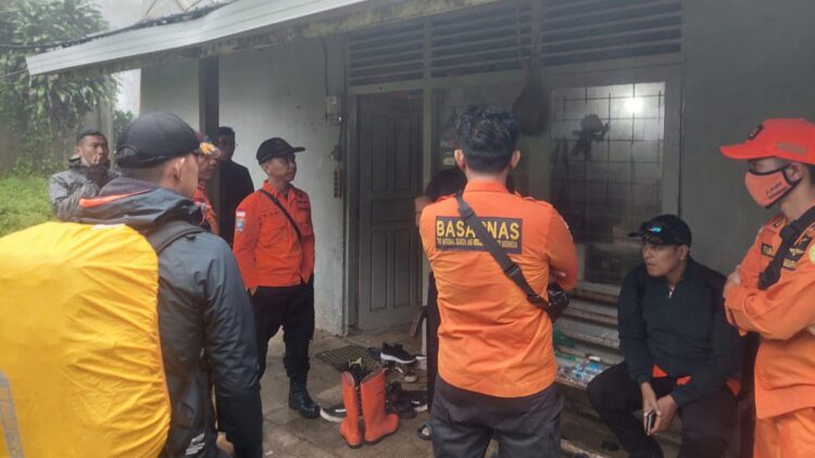 Tim dari Basarnas bersiap melakukan pencarian untuk penerbang paralayang di Agam.