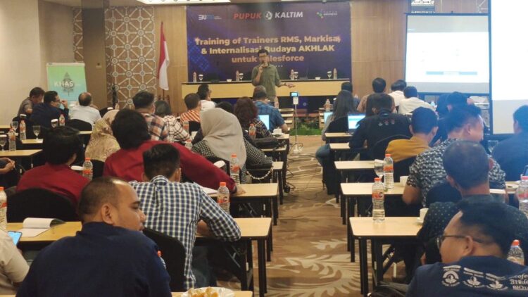 Digitalisasi Penyaluran Pupuk, PKT Gelar Training RMS Bagi Jaringan Ritel 1 Tingkatkan kompetensi tenaga pemasar dan jaringan ritel, PT Pupuk Kalimantan Timur (PKT) menggelar Training of Trainers (ToT) Retail Management System (RMS), Markisa dan Internalisasi Budaya AKHLAK di ballroom KHAS Tugu Hotel Yogyakarta selama tiga hari, 16-18 Mei 2022.