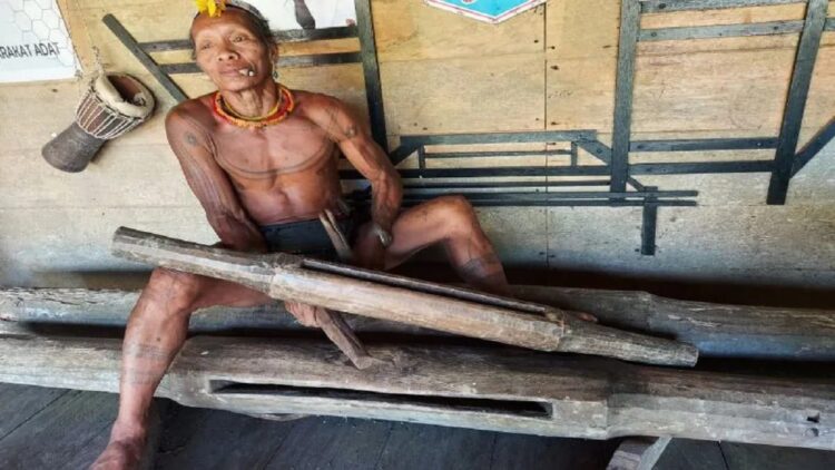 Kepala suku Sakalio di Desa Muntei, Kecamatan Siberut Selatan, Teteu Aikub Sakalio, memukul tuddukat di Sanggar Seni Budaya Uma Jaraik Sikerei, Siberut Selatan. (ANTARA/Ikhwan Wahyudi)