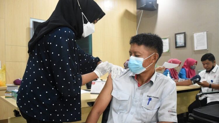 Vaksinasi booster karyawan Semen Padang.