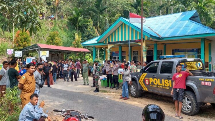 Warga mendemo Wali Nagari Paninjauan, Kabupaten Solok terkait video mesumnya beredar.