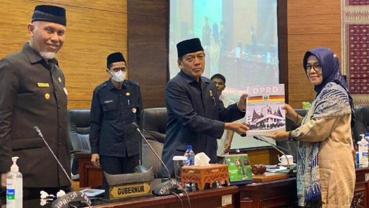 Rapat paripurna mendengarkan pandangan fraksi terhadap pelaksanaan APBD Sumbar 2021. (IST)