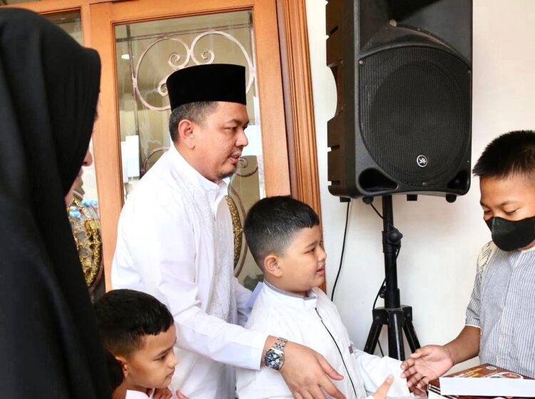 Minggu (12/6/2022), Braditi Moulevey atau yang akrab dipanggil Bang Levi, membagikan santunan kepada ratusan anak yatim yang berada di sekitar kediaman rumahnya di daerah Duren Sawit, Jakarta Timur, DKI Jakarta.