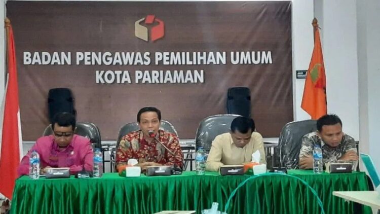 Ketua Bawaslu Kota Pariaman, Sumbar Riswan (dua kiri). ANTARA/Aadiaat M. S.