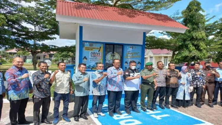 Imigrasi Agam Luncurkan Program Drive Thru 'Lapor Kumendan', Ini Targetnya! 1 Peluncuran Drive Thru Lapor Kumendan di Imigrasi Agam (Antara/Al Fatah)