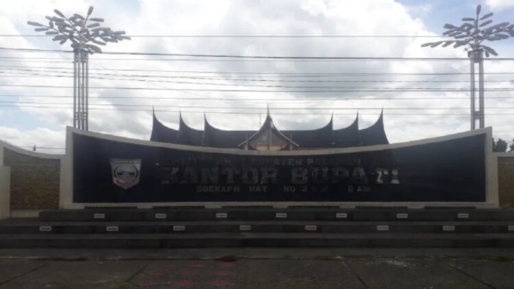 Pj Wali Nagari Katiagan Diduga Video Call Sex dengan Wanita, Pemkab Pasbar Ancam Berhentikan 1 Pemkab Pasaman Barat segera memberhentikan Pj Wali Nagari Katiagan Kinali terkait masalah moral video call sex yang diduga dilakukan yang bersangkutan. (Antara/Altas Maulana)