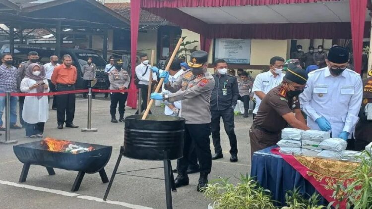 Sabu-sabu Senilai Rp62,1 M Dimusnahkan, Hasil Tangkapan Polres Bukittinggi 1 Pemusnahan barang bukti narkotika jenis sabu-sabu di halaman Mapolres Bukittinggi, Rabu (15/6/2022). (Antara/Al Fatah)