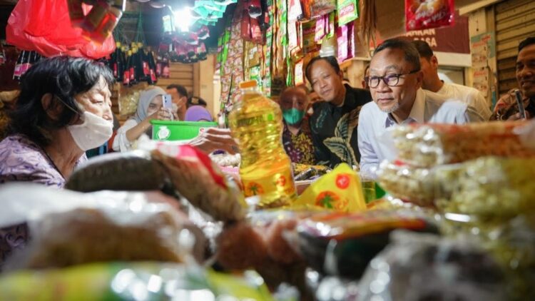 Mendag Zulkifli Hasan melakukan pemantauan ke sejumlah pasar. (net)