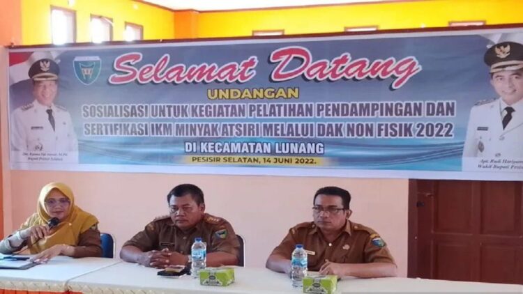 Tingkatkan Kesejahteraan Warga Trans, Pemkab Pessel Bangun Pabrik Minyak Atsiri Senilai Rp4 M 1 Kepala Dinas Perdagangan dan Transmigrasi Mimiriarty Zainul saat jadi pembicara. (ANTARA)