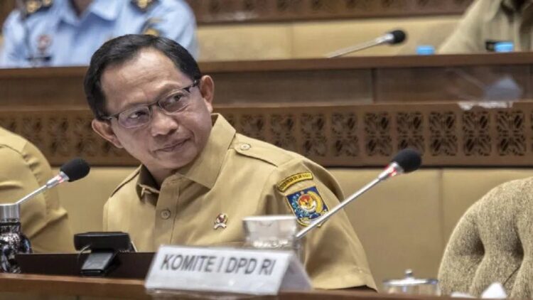 DPR Sahkan RUU Provinsi Sumatera Barat jadi UU 1 Menteri Dalam Negeri Muhammad Tito Karnavian menyampaikan pendapatnya selaku pemerintah saat Rapat Kerja Tingkat I dengan Komisi II DPR terkait laporan Panja 5 RUU tentang provinsi di Kompleks Parlemen, Senayan, Jakarta, Selasa (21/6/2022).(ANTARA/Muhammad Adimaja)