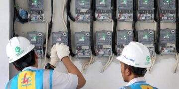 Pemerintah Naikkan Tarif Listrik Mulai 1 Juli 2022, Ini Golongannya 8 Ilustrasi petugas PLN memeriksa meteran listrik. (net)
