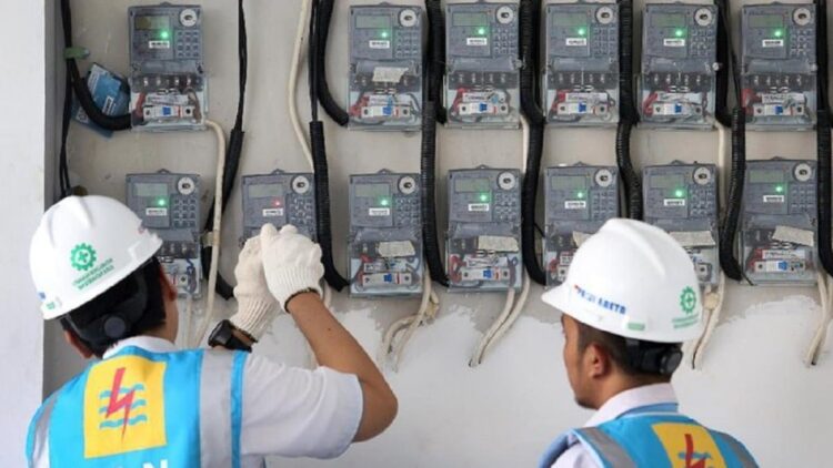 Pemerintah Naikkan Tarif Listrik Mulai 1 Juli 2022, Ini Golongannya 1 Ilustrasi petugas PLN memeriksa meteran listrik. (net)