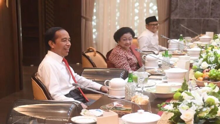 Presiden Joko Widodo (kiri) melakukan jamuan makan siang dengan ketua umum parpol, di antaranya Ketua Umum PDI Perjuangan Megawati Soekarnoputri (tengah) dan Ketua Umum PKB Muhaimin Iskandar di Presidential Lounge, kompleks Istana Kepresidenan, Jakarta, Rabu (15/6/2022). ANTARA FOTO/Akbar Nugroho Gumay/aww.